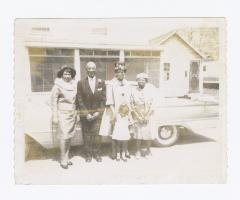 Solistine Briscoe and daughter Kim standing with family