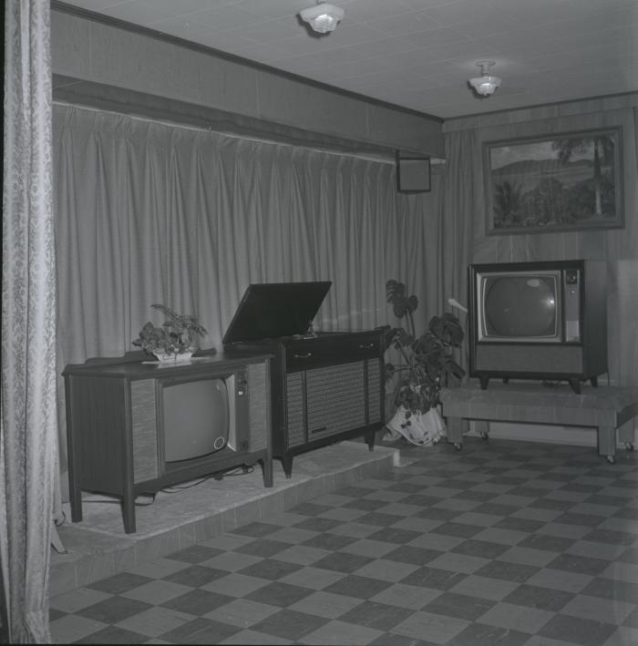 Commodore's Electric, interior