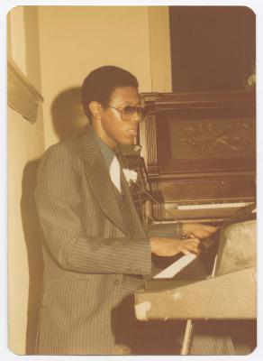 Postcard with a pianist