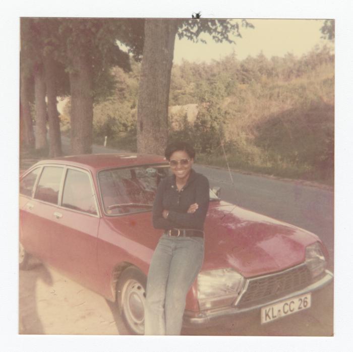 Eleanor Rochelle Ringgold leaning against a car
