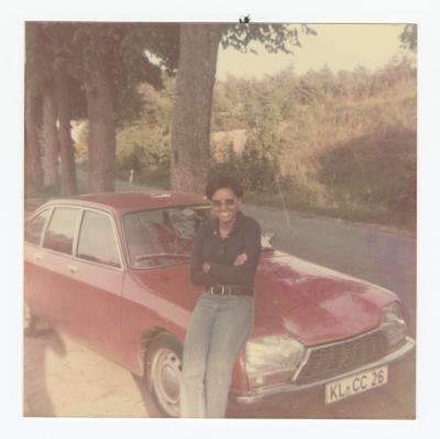 Eleanor Rochelle Ringgold leaning against a car
